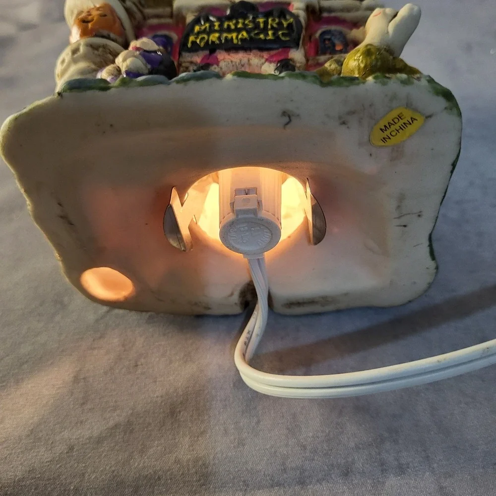 Ministry For Magic Halloween Light up House - Dragons Ghosts Witches - Décor